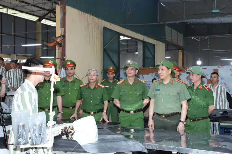 Deputy Minister Le Van Tuyen inspects operations at Ninh Binh provincial police, Nam Ha and Ninh Khanh prisons -0