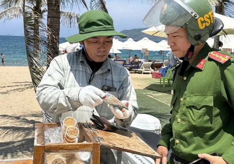 Sau vụ tố chặt chém, người bán kem ở ở phố biển Nha Trang bị xử phạt ba hành vi -0
