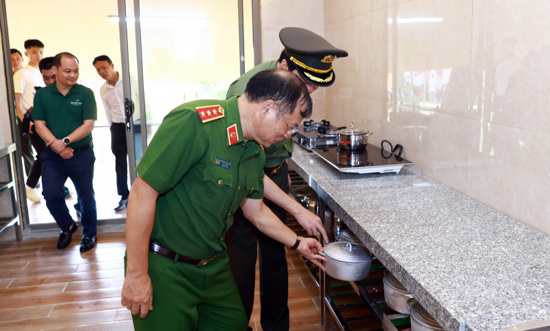 Chắp cánh ước mơ cho trẻ em nơi biên cương Thu Lũm -2