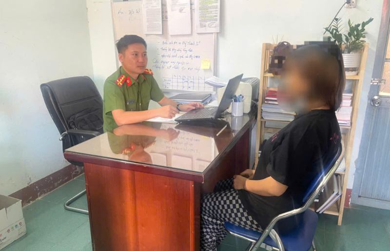 Bé gái hơn 15 tuổi sinh con trong nhà vệ sinh rồi bỏ đi -0