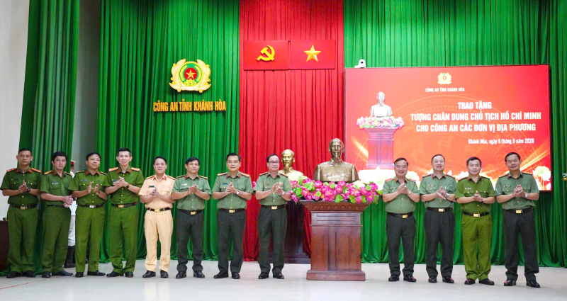 Trao tặng Công an các đơn vị, địa phương ở Khánh Hòa 100 tượng chân dung Chủ tịch Hồ Chí Minh -0