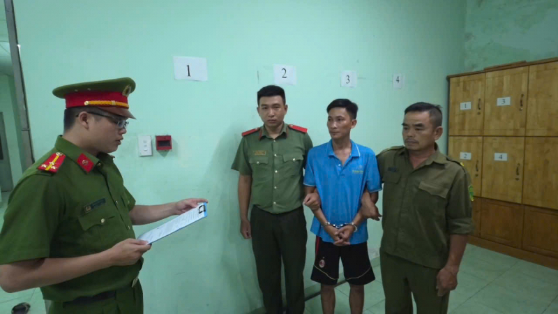 Tạm giữ khẩn cấp “cha dượng” đánh con riêng của vợ  -2