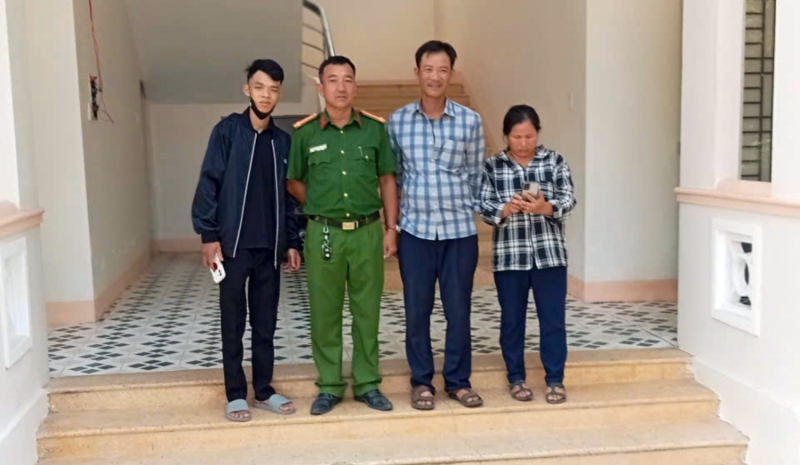 Công an xã hỗ trợ tìm kiếm, đưa thanh niên câm điếc đi lạc về với gia đình -0