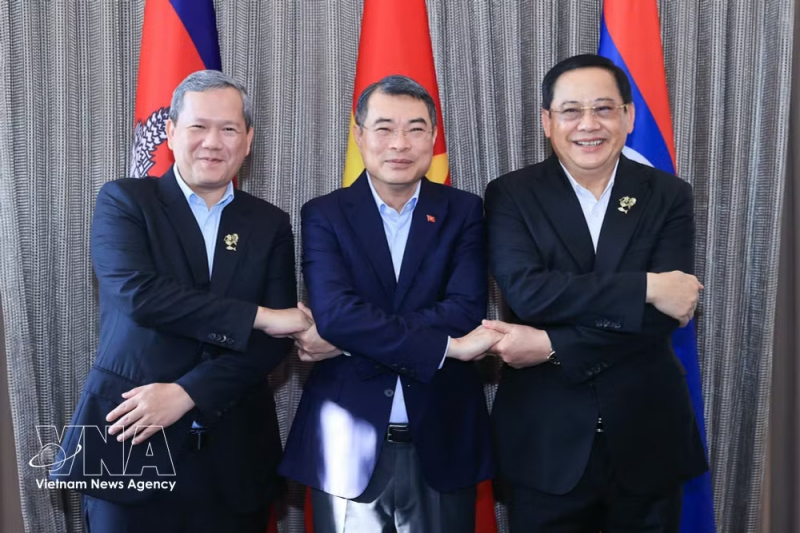 Vietnamese PM holds working breakfast with Cambodian, Lao counterparts -0