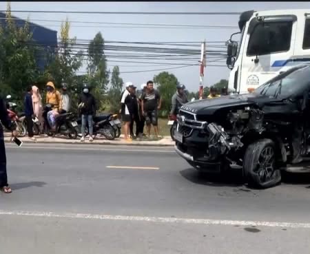 Kiểm tra ma túy, nồng độ cồn tài xế xe bồn chở gas sau vụ va chạm liên hoàn -0