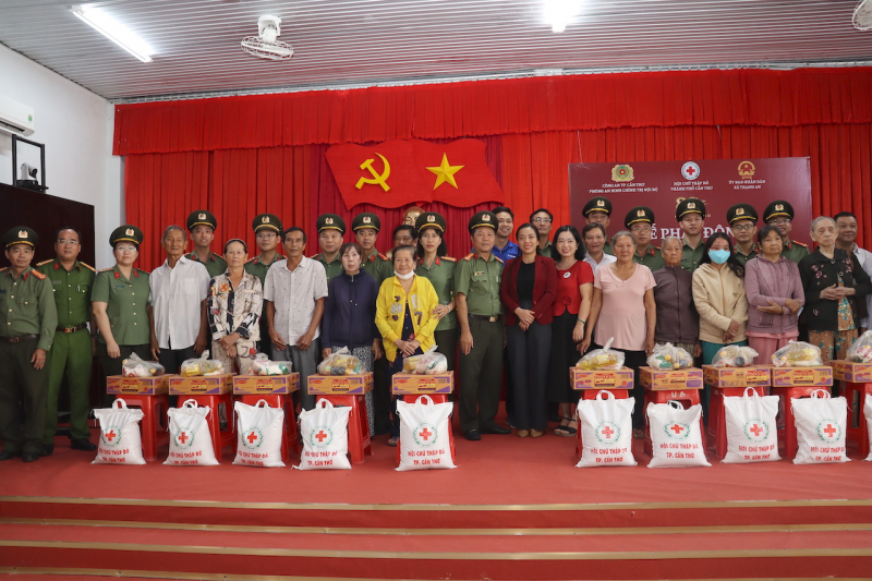 Công an TP Cần Thơ tổ chức khám bệnh, cấp phát thuốc miễn phí vùng đồng bào công giáo -0
