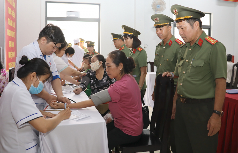 Công an TP Cần Thơ tổ chức khám bệnh, cấp phát thuốc miễn phí vùng đồng bào công giáo -0