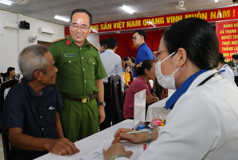 Công an TP Cần Thơ tổ chức khám bệnh, cấp phát thuốc miễn phí vùng đồng bào công giáo -1
