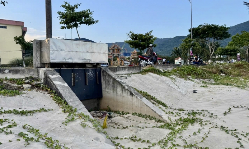 Đi qua bãi biển miền Trung Kỳ I: Biển bị bức tử -0