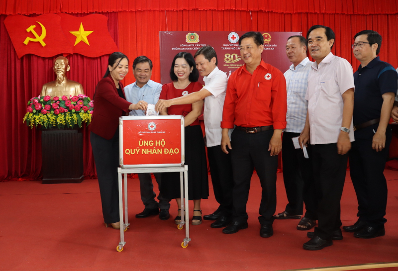 Công an TP Cần Thơ tổ chức khám bệnh, cấp phát thuốc miễn phí vùng đồng bào công giáo -0