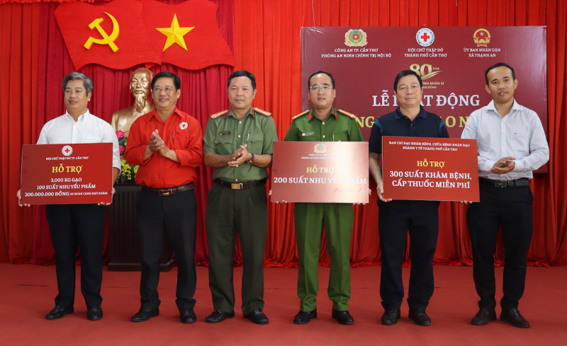 Công an TP Cần Thơ tổ chức khám bệnh, cấp phát thuốc miễn phí vùng đồng bào công giáo -0