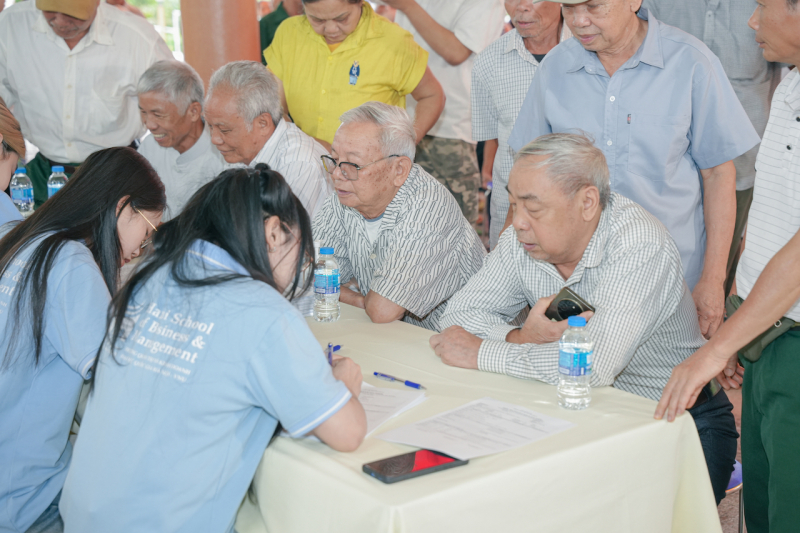 Hàng trăm người có công, gia đình chính sách xã Yên Bài được khám bệnh miễn phí -0