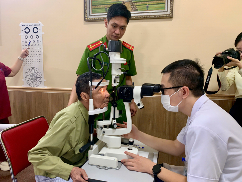 Hàng trăm người có công, gia đình chính sách xã Yên Bài được khám bệnh miễn phí -0