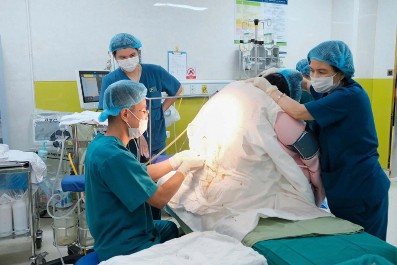 Sản phụ 140kg tiền sản giật nặng, sinh con 4,6kg thành công -0