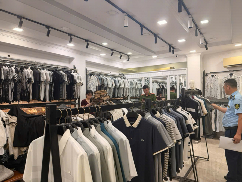 Thu giữ gần 500 sản phẩm nghi giả nhãn hiệu thời trang quốc tế -0