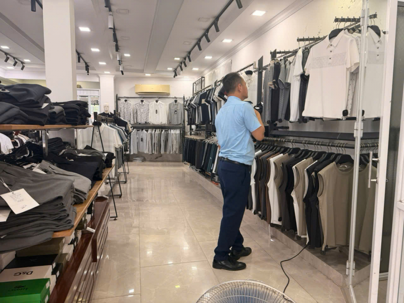 Thu giữ gần 500 sản phẩm nghi giả nhãn hiệu thời trang quốc tế -1