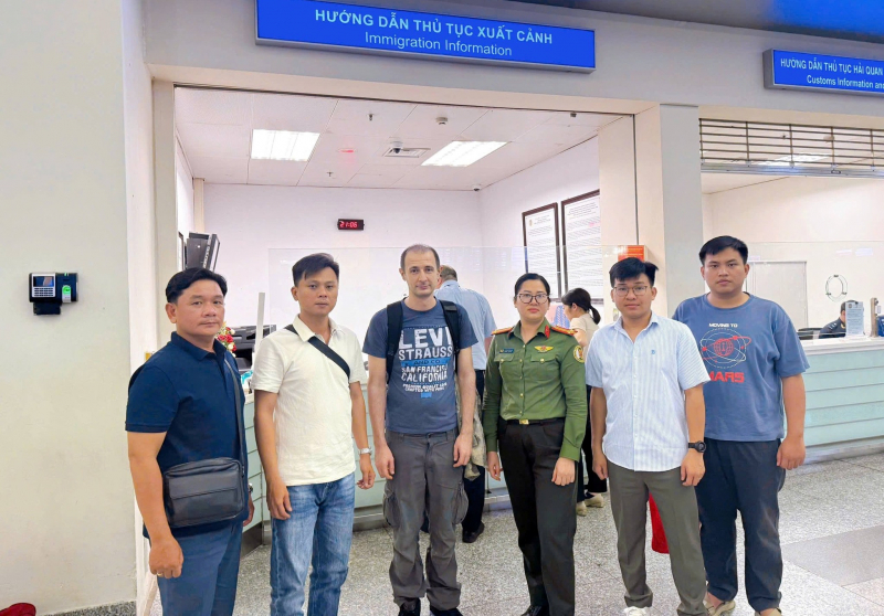 Phối hợp Đại sứ quán hỗ trợ công dân người nước ngoài về nước  -5