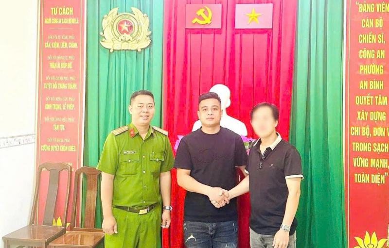 Công an phường hỗ trợ người dân nhận lại trên 1 tỷ đồng chuyển nhầm -0