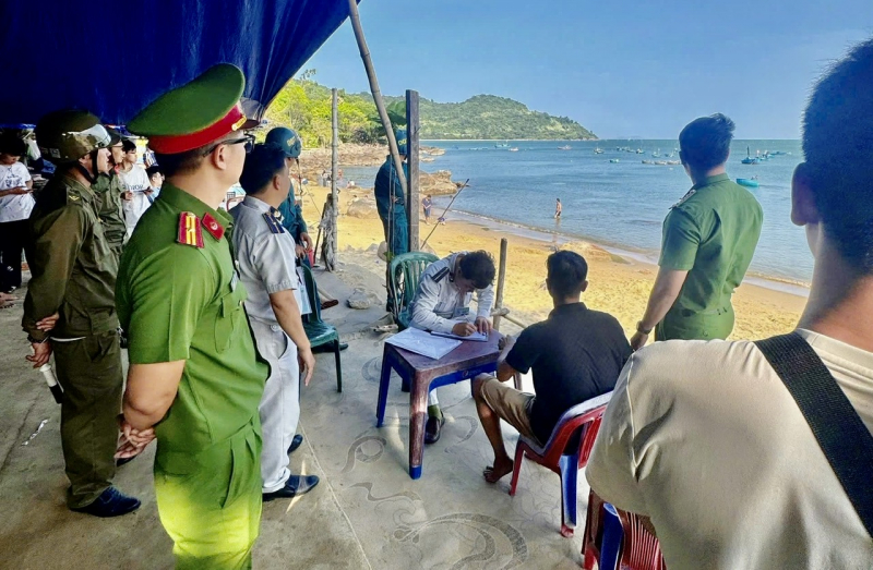 Nỗi buồn âm ỉ những bãi biển miền Trung. Bài 2: Nghịch lý mang tên “bờ biển vắng” -0