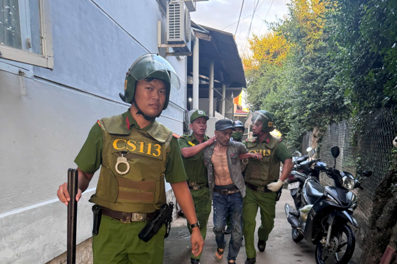  Khống chế, bắt giữ gã đàn ông “ngáo đá” cầm hung khí đi gây sự ở phía Đông Đắk Lắk -0