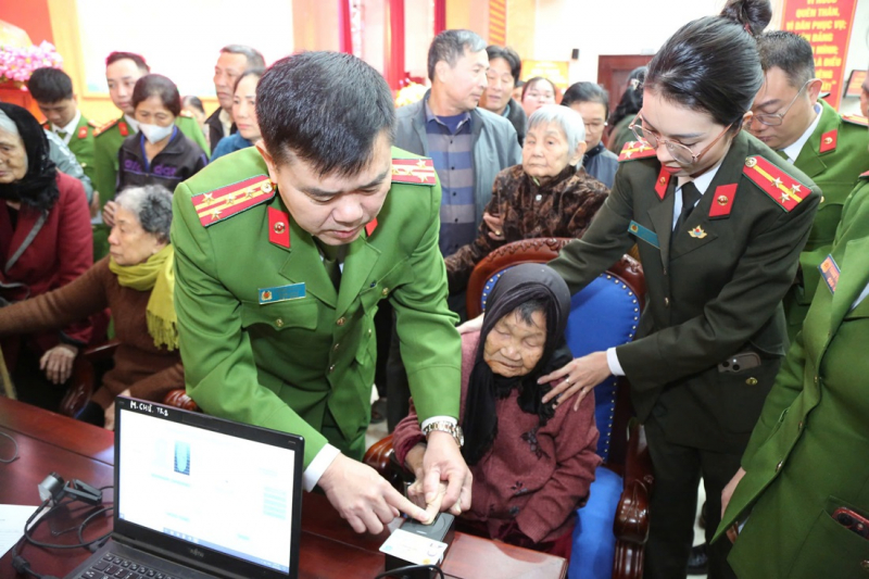 Công an xã tìm lại thân nhân cho Liệt sĩ thông qua Đề án 06 -0