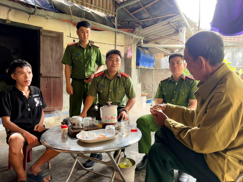 Công an xã tìm lại thân nhân cho Liệt sĩ thông qua Đề án 06 -0