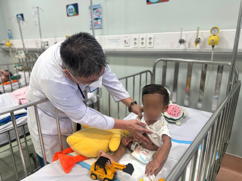 TP Hồ Chí Minh: Làm rõ vụ bé trai bị mẹ ruột và người tình bạo hành gây đa chấn thương -1