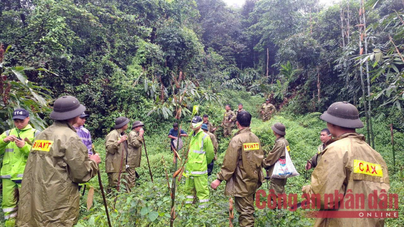 Hai ngày không tin tức, hơn 300 người đổ vào rừng Nặm Ký tìm người mất tích -0