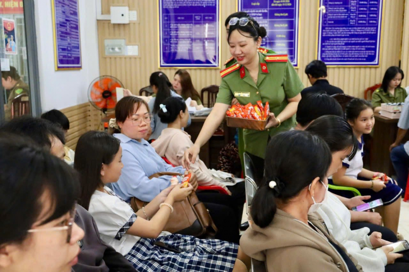 Tất cả vì sĩ tử: Công an TP Hồ Chí Minh tăng tốc cấp căn cước cho học sinh -0