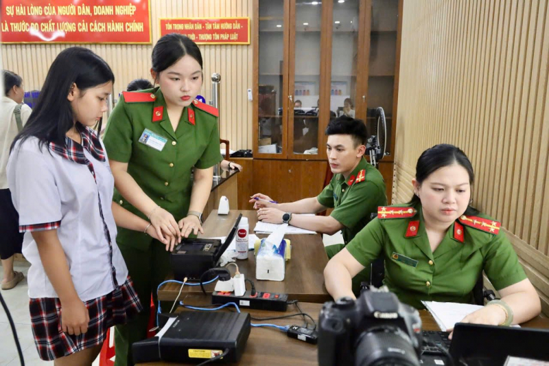 Tất cả vì sĩ tử: Công an TP Hồ Chí Minh tăng tốc cấp căn cước cho học sinh -1