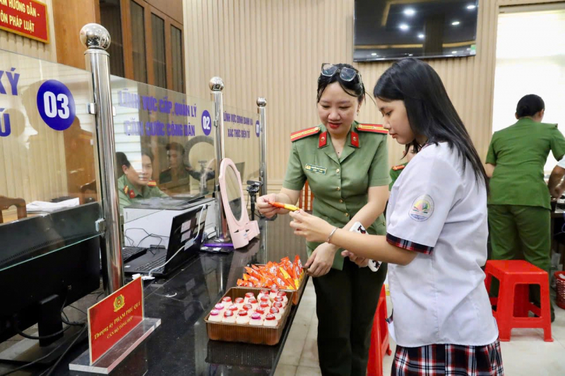Tất cả vì sĩ tử: Công an TP Hồ Chí Minh tăng tốc cấp căn cước cho học sinh -2