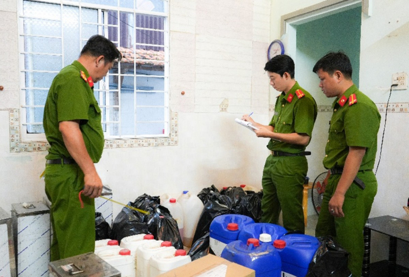 Bắt tạm giam đối tượng sản xuất, buôn bán nước hoa giả -0