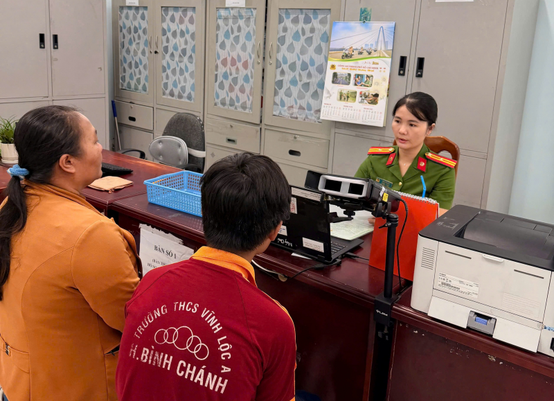 Tất cả vì sĩ tử: Công an TP Hồ Chí Minh tăng tốc cấp căn cước cho học sinh -0