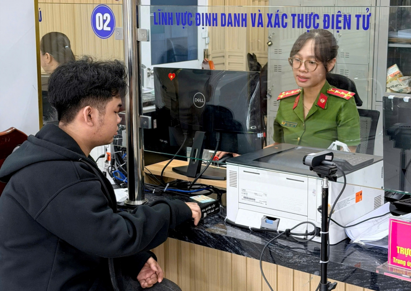 Tất cả vì sĩ tử: Công an TP Hồ Chí Minh tăng tốc cấp căn cước cho học sinh -1