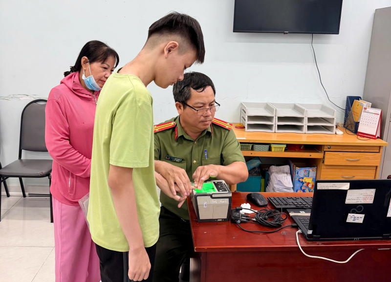 Tất cả vì sĩ tử: Công an TP Hồ Chí Minh tăng tốc cấp căn cước cho học sinh -2