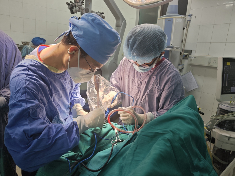 Cứu bé trai bị dao cắm vào đầu trong lúc chơi đùa -0