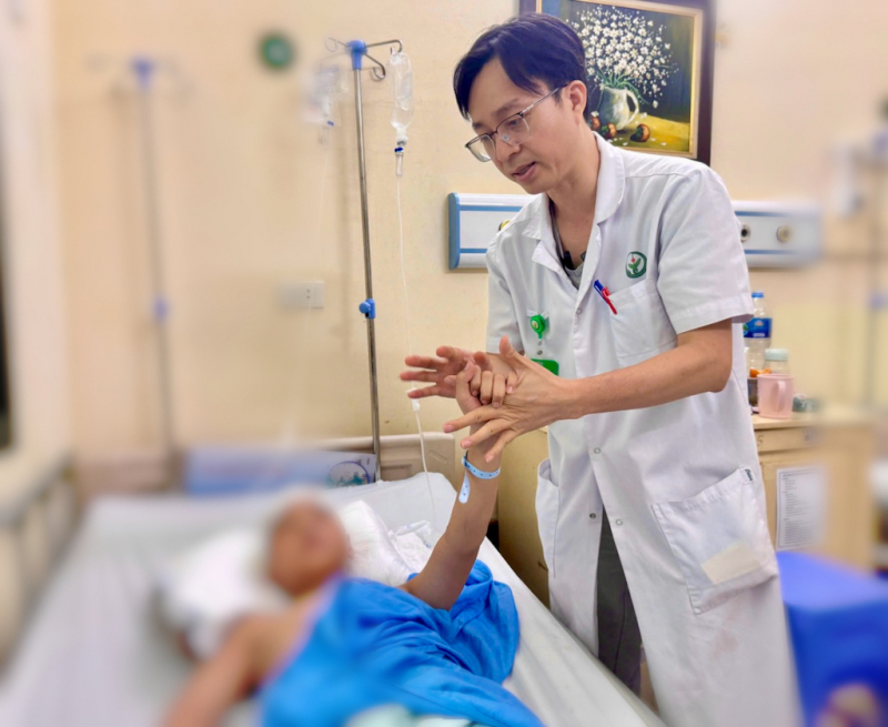 Cứu bé trai bị dao cắm vào đầu trong lúc chơi đùa -0