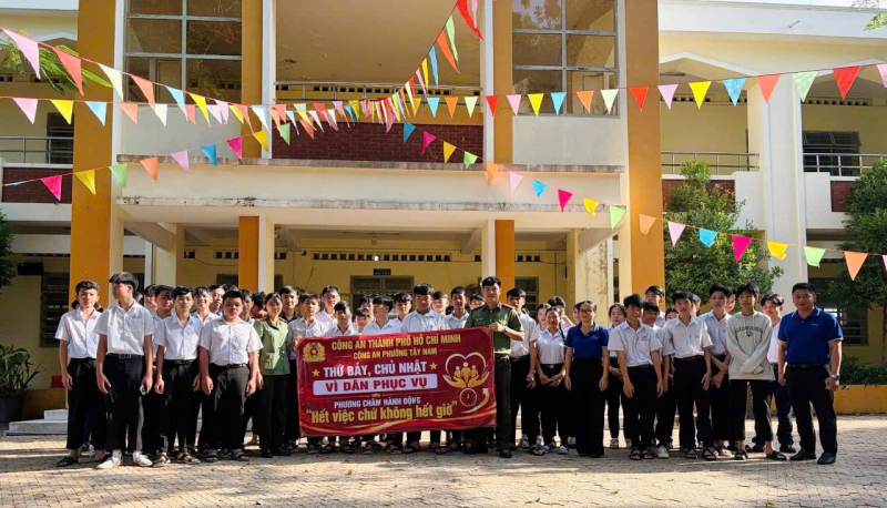 Tất cả vì sĩ tử: Công an TP Hồ Chí Minh tăng tốc cấp căn cước cho học sinh -0