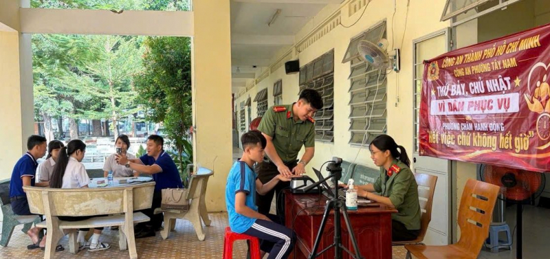 Tất cả vì sĩ tử: Công an TP Hồ Chí Minh tăng tốc cấp căn cước cho học sinh -2