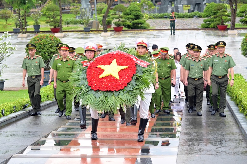 Công an TP Hà Nội dâng hương tưởng niệm các Anh hùng liệt sĩ  tại Nghĩa trang Hàng Dương, Côn Đảo -0