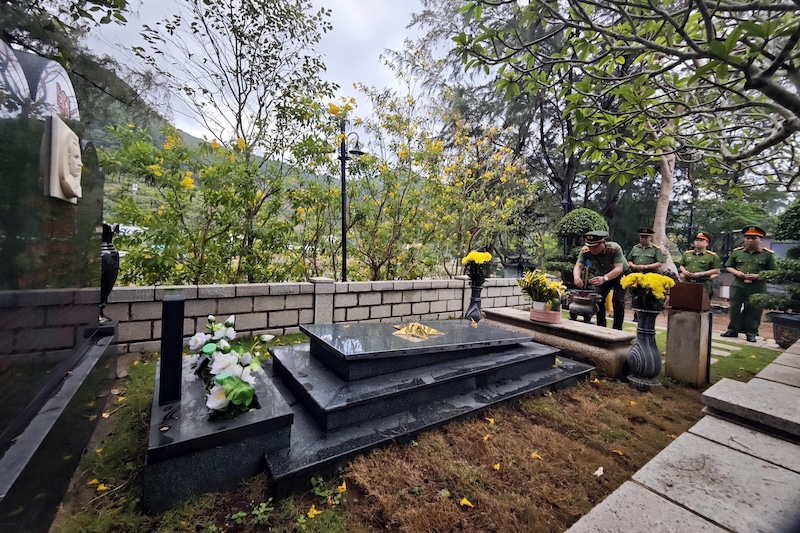 Công an TP Hà Nội dâng hương tưởng niệm các Anh hùng liệt sĩ  tại Nghĩa trang Hàng Dương, Côn Đảo -0
