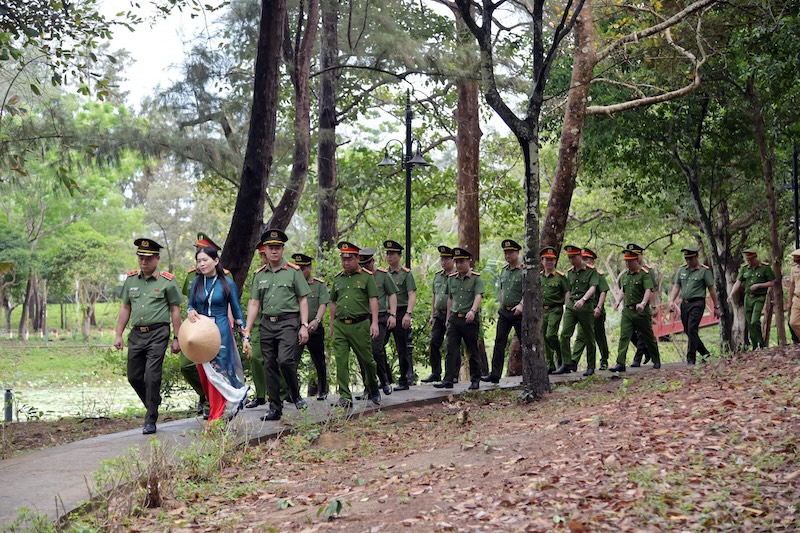 Công an TP Hà Nội dâng hương tưởng niệm các Anh hùng liệt sĩ  tại Nghĩa trang Hàng Dương, Côn Đảo -0