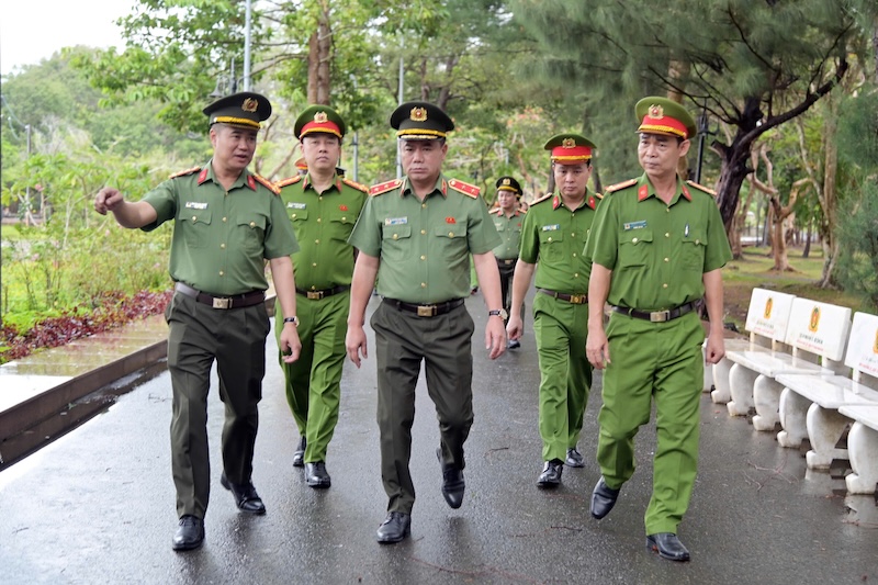Công an TP Hà Nội dâng hương tưởng niệm các Anh hùng liệt sĩ  tại Nghĩa trang Hàng Dương, Côn Đảo -1