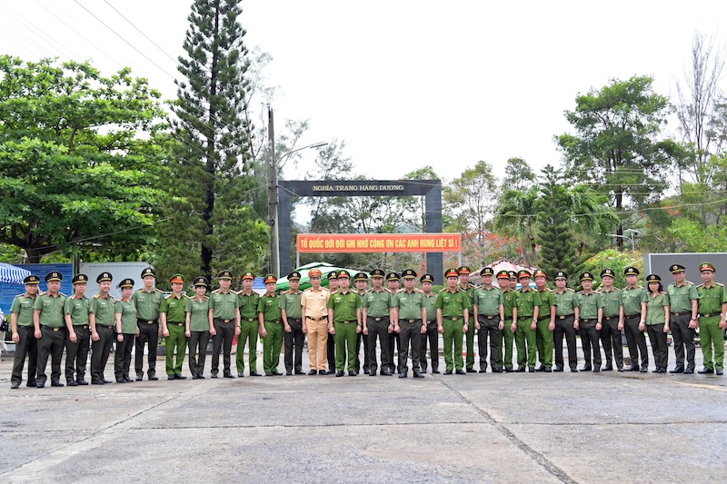 Công an TP Hà Nội dâng hương tưởng niệm các Anh hùng liệt sĩ  tại Nghĩa trang Hàng Dương, Côn Đảo -0