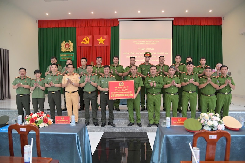 Công an TP Hà Nội dâng hương tưởng niệm các Anh hùng liệt sĩ  tại Nghĩa trang Hàng Dương, Côn Đảo -0
