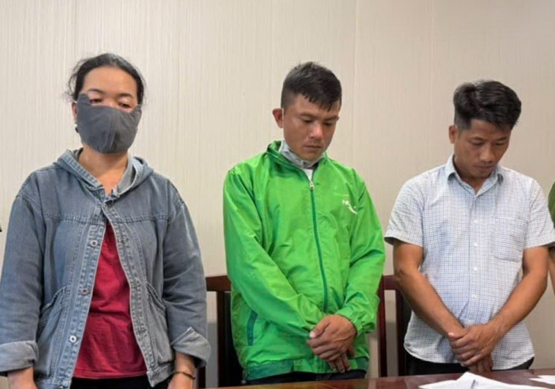 Đổ hơn 180 tấn chất thải rắn gây ô nhiễm môi trường, 3 đối tượng bị khởi tố -0