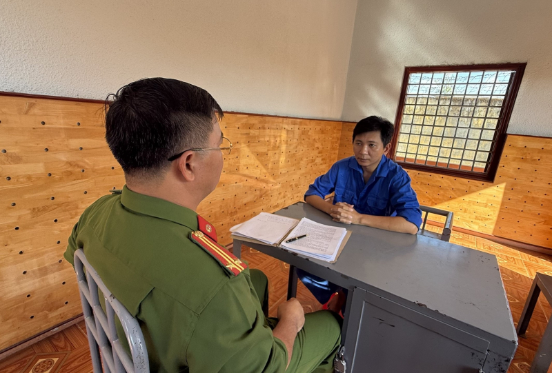 “Nổ” quen biết cán bộ hải quan để lừa bán xe Meccedes giá rẻ -0