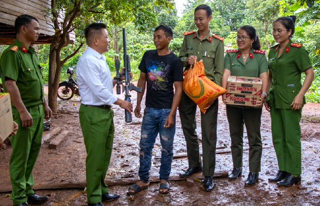 Thiết thực mô hình “Đổi quà lấy vũ khí, vật liệu nổ” -0