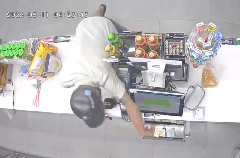 Bắt nhanh đối tượng cầm vật giống súng vào cửa hàng tiện lợi cướp tiền  -3