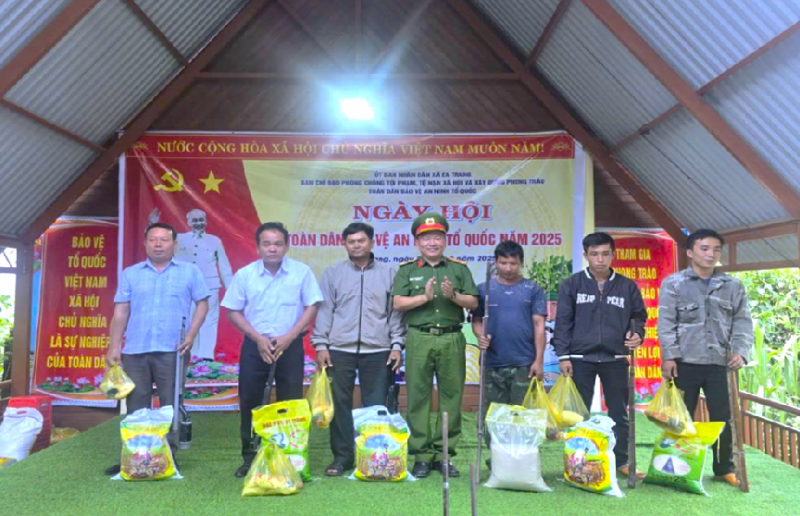 Thiết thực mô hình “Đổi quà lấy vũ khí, vật liệu nổ” -0